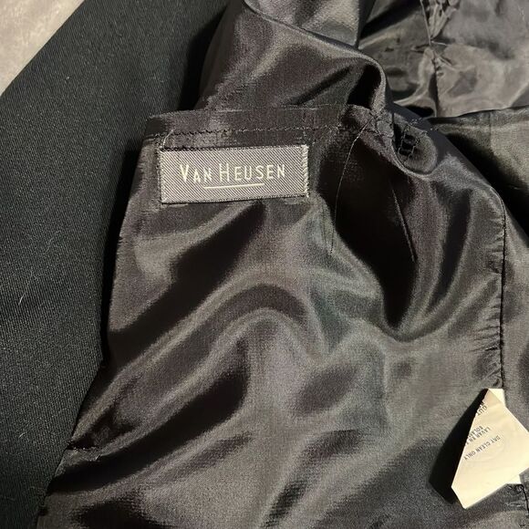 Boys Van Heusen. Size 16. Black blazer. - Picture 4 of 6